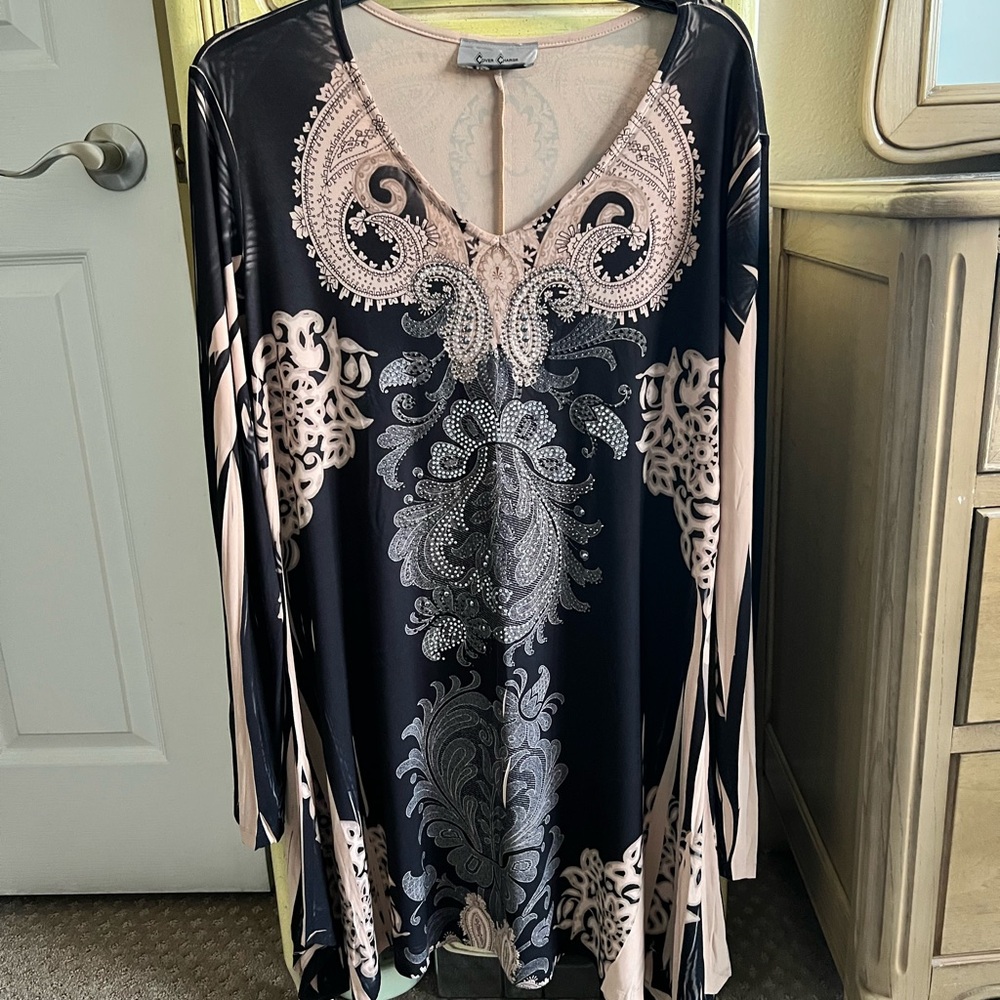 Elegant V-Neck Paisley Tunic in Black and Cream